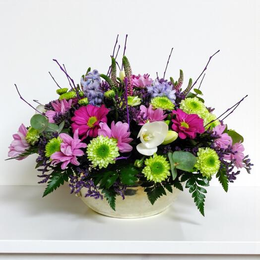 Cesta Primaveral con Margaritas – Arreglo floral colorido y fresco