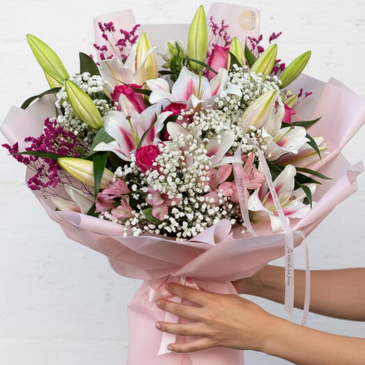 Ramo de lirios rosas con un toque festivo