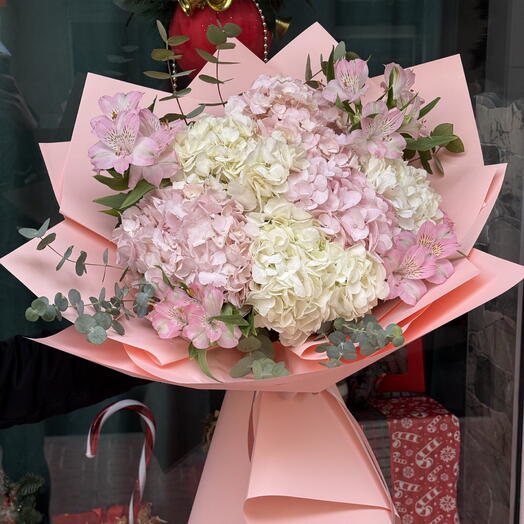 Ramo de hortensias y alstrolmeria