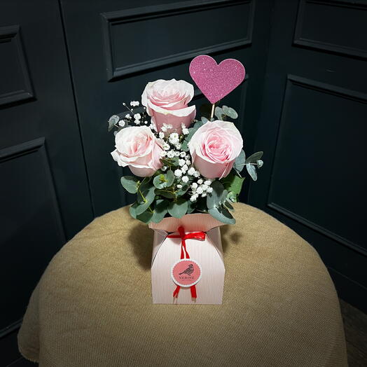 Caja "Detalle para enamorados" con 3 rosas rosas