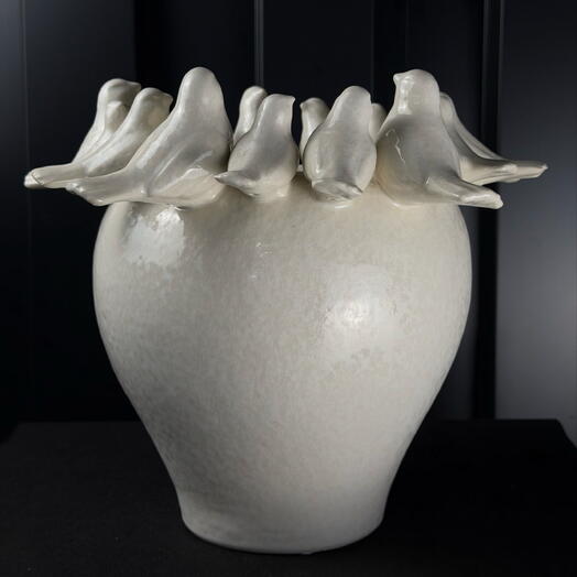 Білосніжна керамічна ваза з птахами