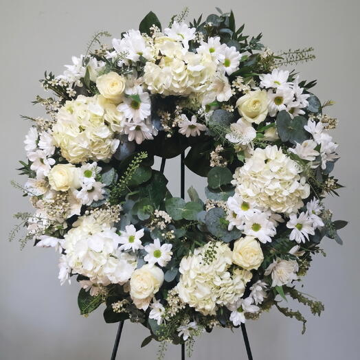 Corona funeraria de hortensias y rosas blancas