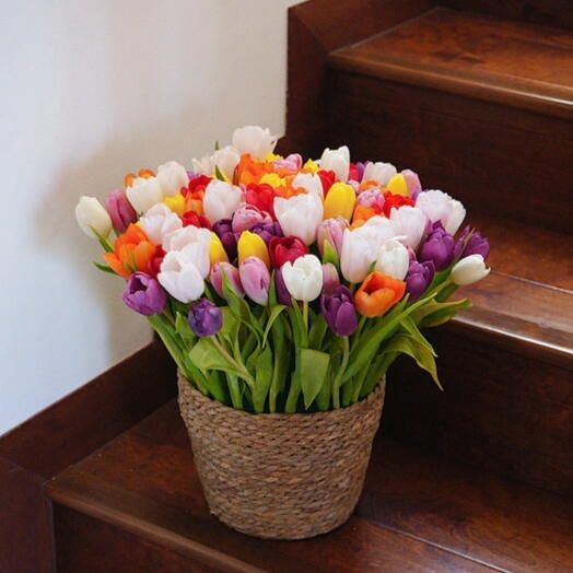 Cesta con 80 tulipanes de colores