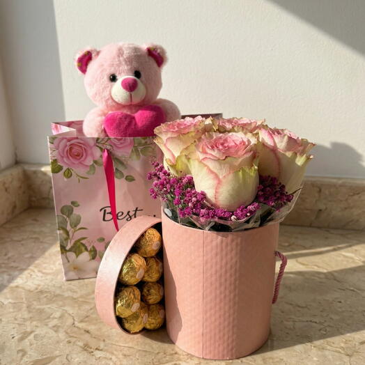 Caja con rosas, Bombones y peluche