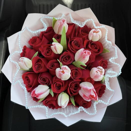 Bouquet of roses and tulips