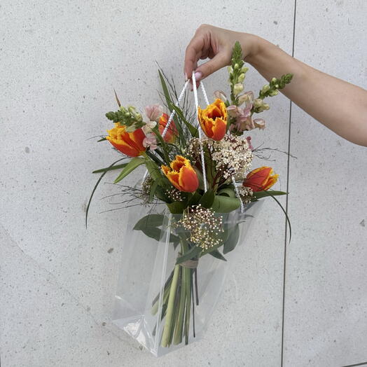 Tulipanes de jardín de primavera para el Día de la Madre en una bolsa
