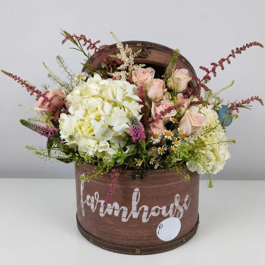 Sombrerera floral Ainara | Arreglo floral con rosas, hortensias y manzanilla