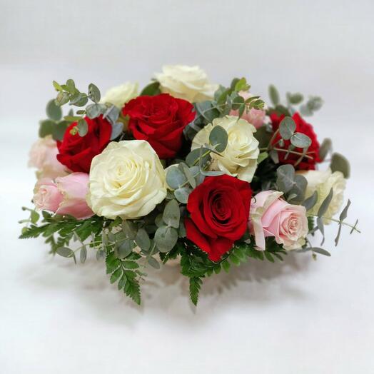 Centro de Rosas Variadas – Arreglo Floral Elegante para Toda Ocasion