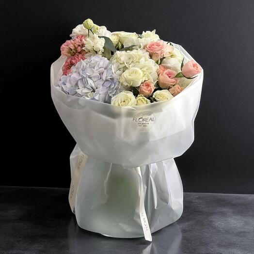 Bouquet 189 – Bouquet haut de gamme composé d'hortensias, de renoncules et de roses branchues aux teintes pastel