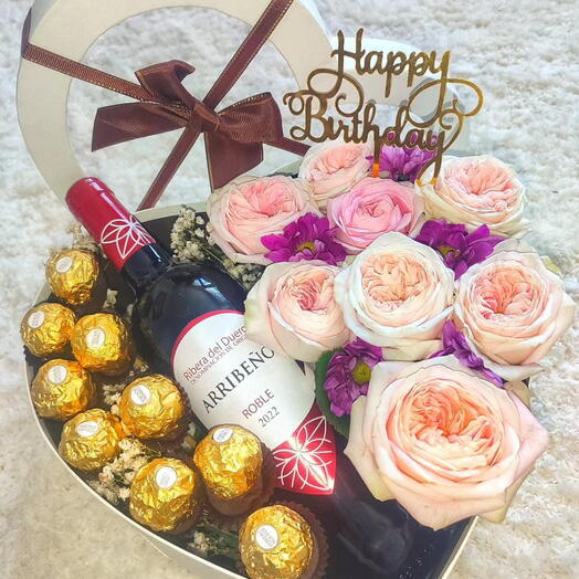 Arreglo de Cumpleanos con Rosas, Vino y Chocolates