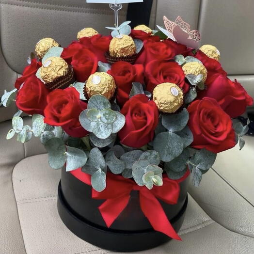 Caja con 30 rosas y chocolate Ferrero