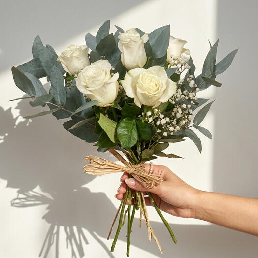 Ramo Elegante de Rosas Blancas – 6 Rosas Blancas Premium con Eucalipto