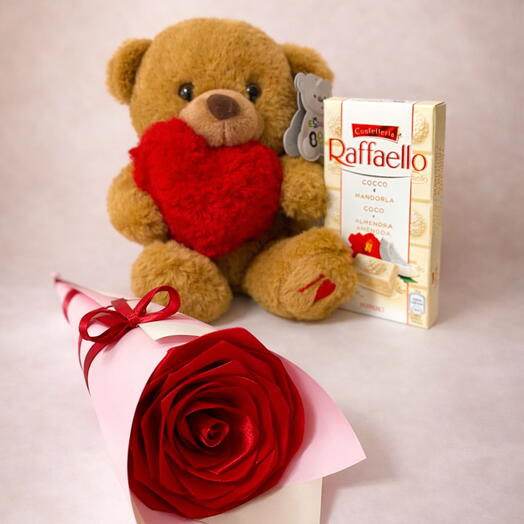 Lindo set de regalo con una rosa eterna y chocolate