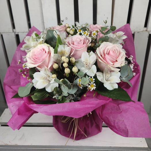 Cesta flores Rosita | Cesta con rosas rosadas y alstroemerias