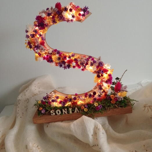 Letra floral personalizada con luz LED y nombre