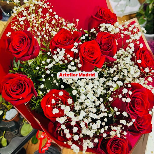 Букет из 12 красных роз