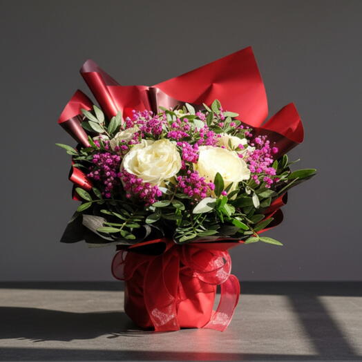 Ramo Elegancia Blanca con Toques Fucsia – Arreglo Floral Premium