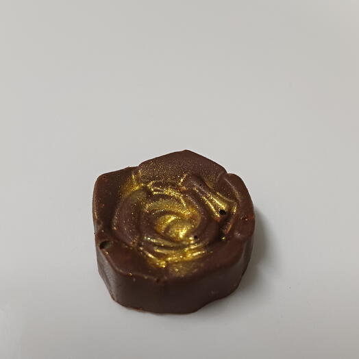 Bombon de chocolate belga,frutos secos,pan de oro comestible