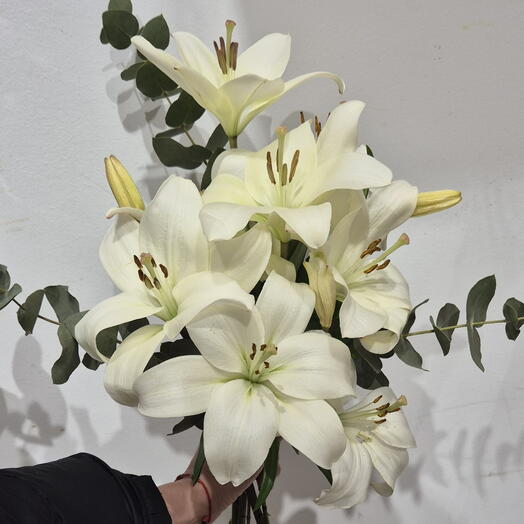 Букет белых лилий+ подарок ваза