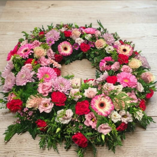 Corona Funeraria en Tonos Rosa – Arreglo Floral Elegante y Delicado para Despedidas