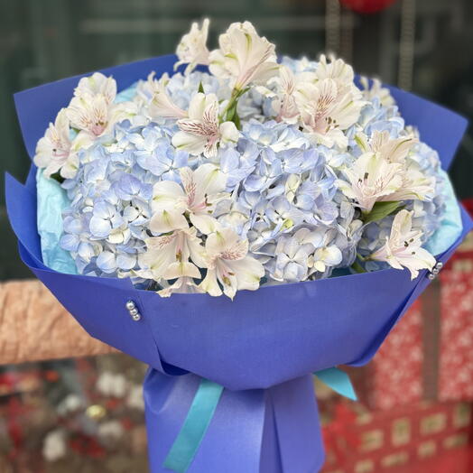 Ramo de alstrolmeria y hortensias azules