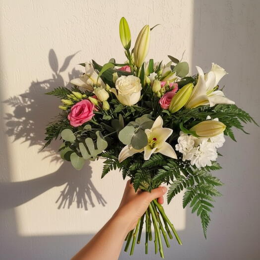 Ramo elegante en tonos blancos y rosados con lirios y rosas