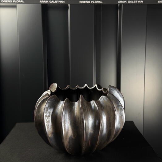 Maceta d25 ceramica arrugada metal antracita de ARAIK GALSTYAN