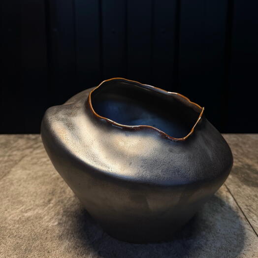 Jarrón orgánico Cera marrón metálico de ARAIK GALSTYAN