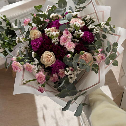 Ramo flores variadas y rosas 