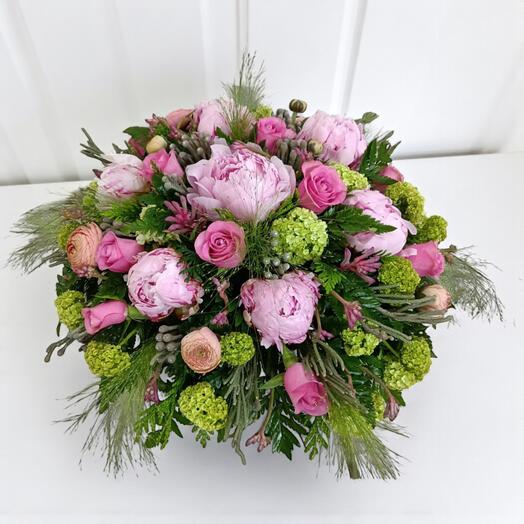 Cesta Romantica – Arreglo floral con peonias y rosas en tonos rosas y verdes