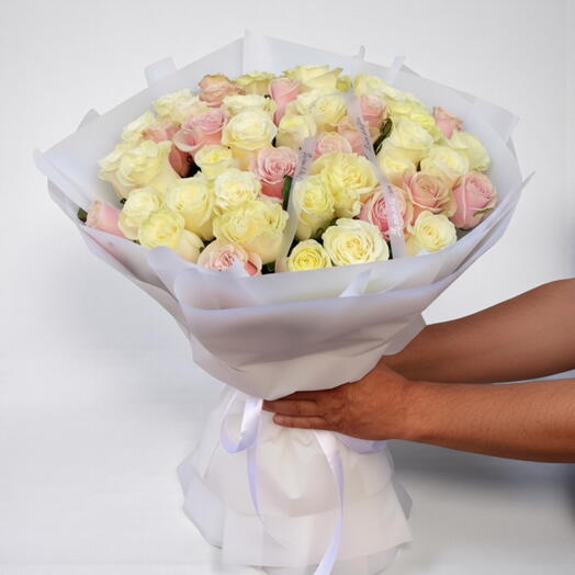 Ramo Nubes de Vainilla y Rosa — Bouquet grande de rosas crema y rosadas
