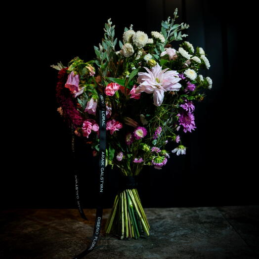 Ramo delicado con crisantemos blancos ,lirios rosados y asteres