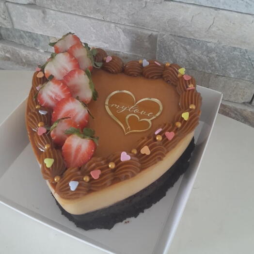 Chocoflan of Heart con dulce de leche y fresas