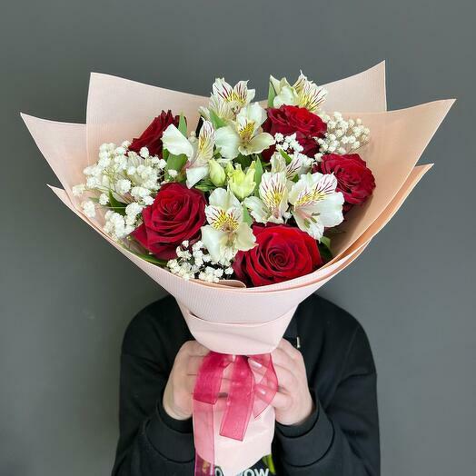 Rosas rojas y alstroemerias blancas