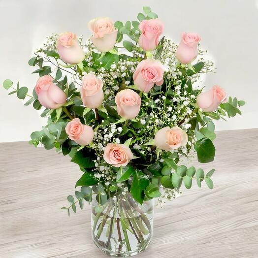 Букет із 12 рожевих троянд на довгих стеблах