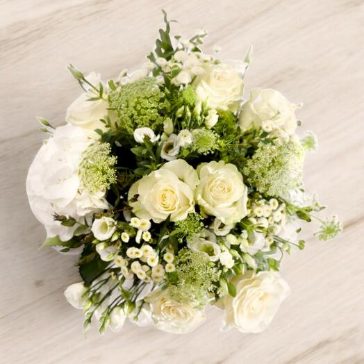 Ramo de hortensia, lisianthus, rosas, margaritas y verdes decorativos