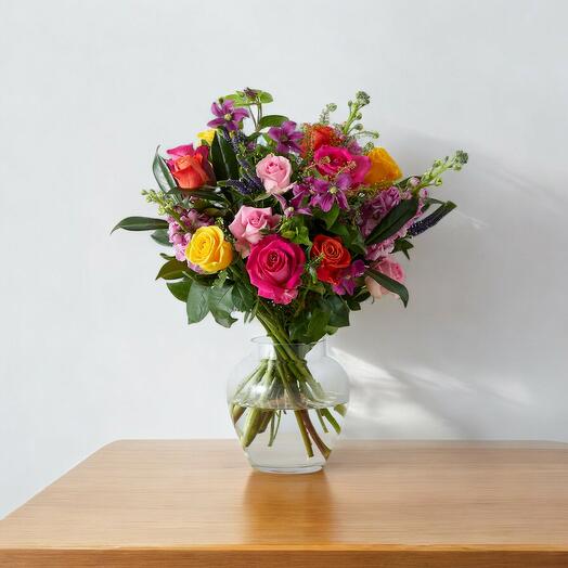 ББукет разноцветных роз с клематисом и верониками