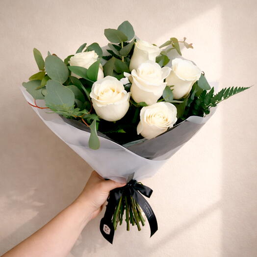 Ramo de 6 rosas blancas premium
