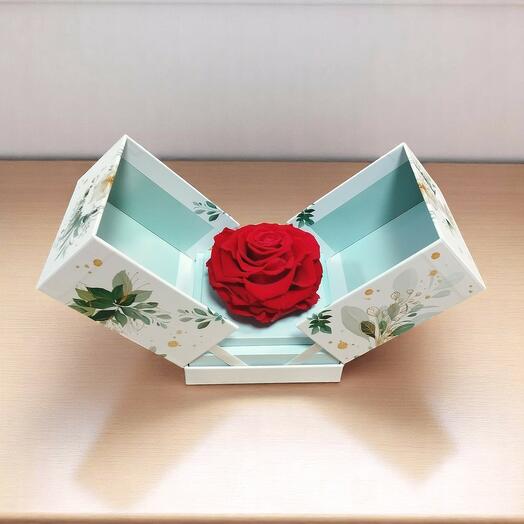 Tête de rose éternelle dans une petite boîte