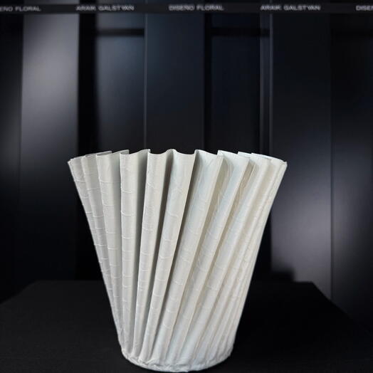 Maceta d19 metal blanca mate con relieve ondulado de ARAIK GALSTYAN