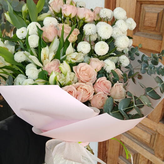 Ramo De Rosas Melocoton Y Crisantemos Blancos