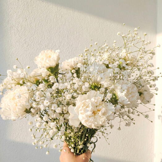 Букет из 12 белых гвоздик