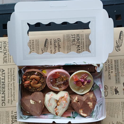 Caja de surtidos de dulces y una tableta de chocolate con dibujos de gatos enamorados