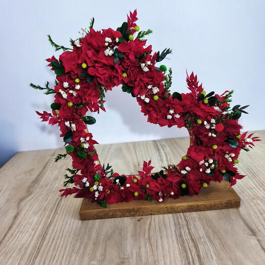 Corazon floral rojo preservado con base de madera – Regalo duradero