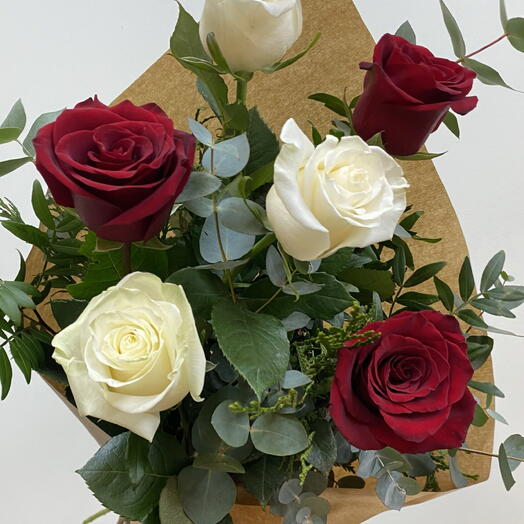 6 mixed roses