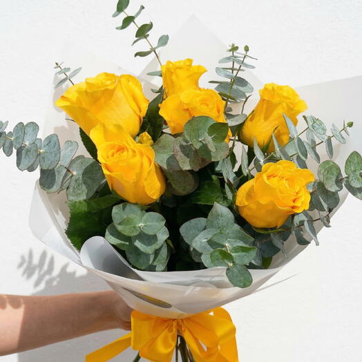 Ramo de rosas amarillas con eucalipto – Bouquet elegante y luminoso