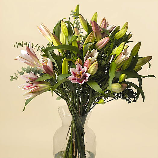 Ramo de liliums rosas con verdes variados