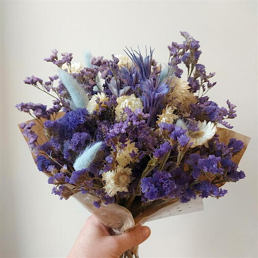 Букет сухих і стабілізованих квітів рожевого та фіолетового кольору