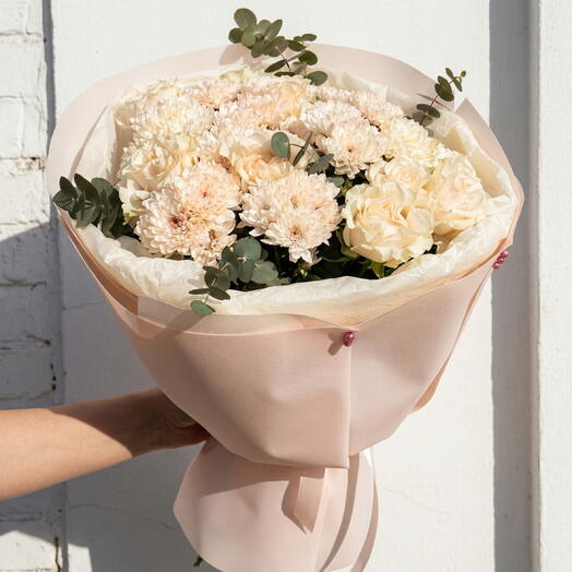 Ramo Elegante de Rosas y Crisantemos – Bouquet Floral Cremoso con Eucalipto