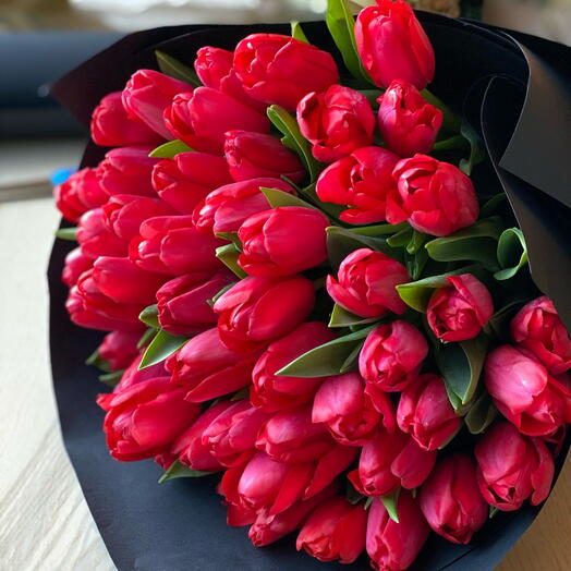 Beso de dos labios - ramo de 55 tulipanes rojos